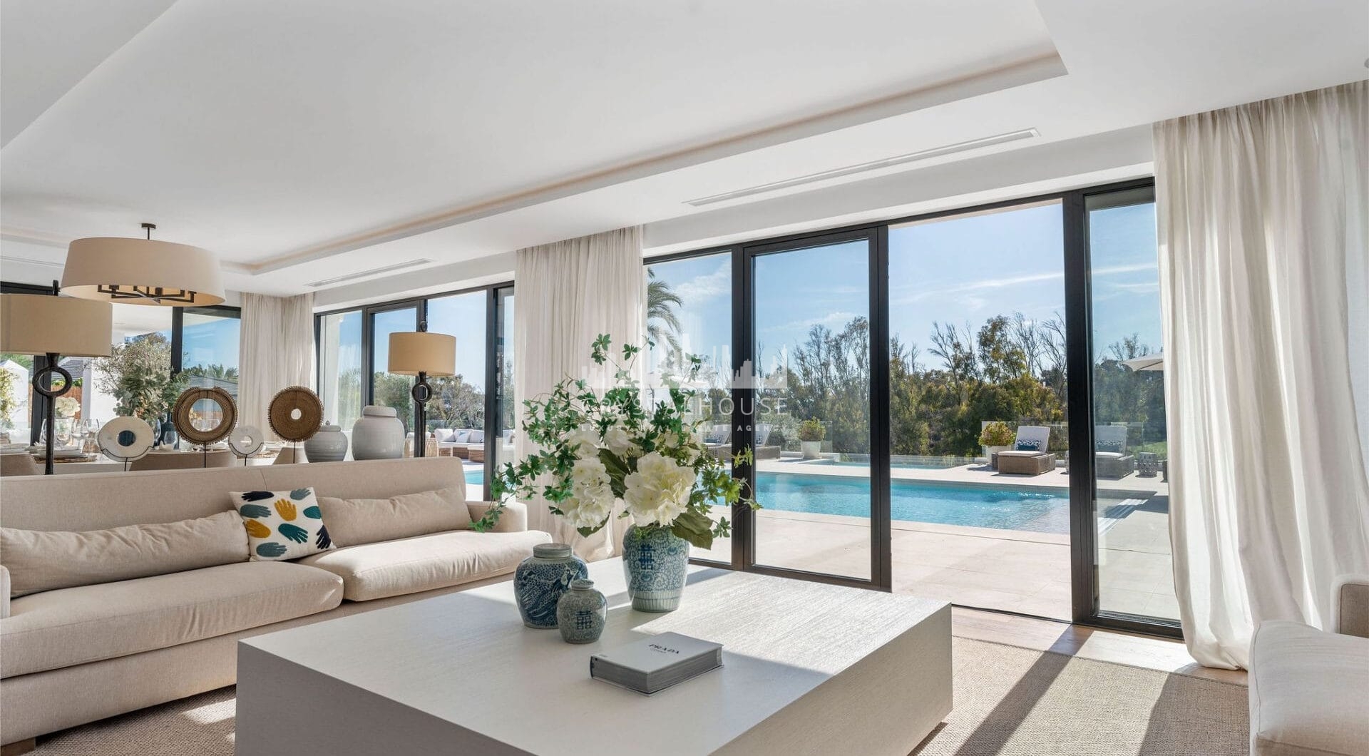 Welcome to this exquisite family home located in the prestigious Los Naranjos area of Marbella, developed by Antima.
