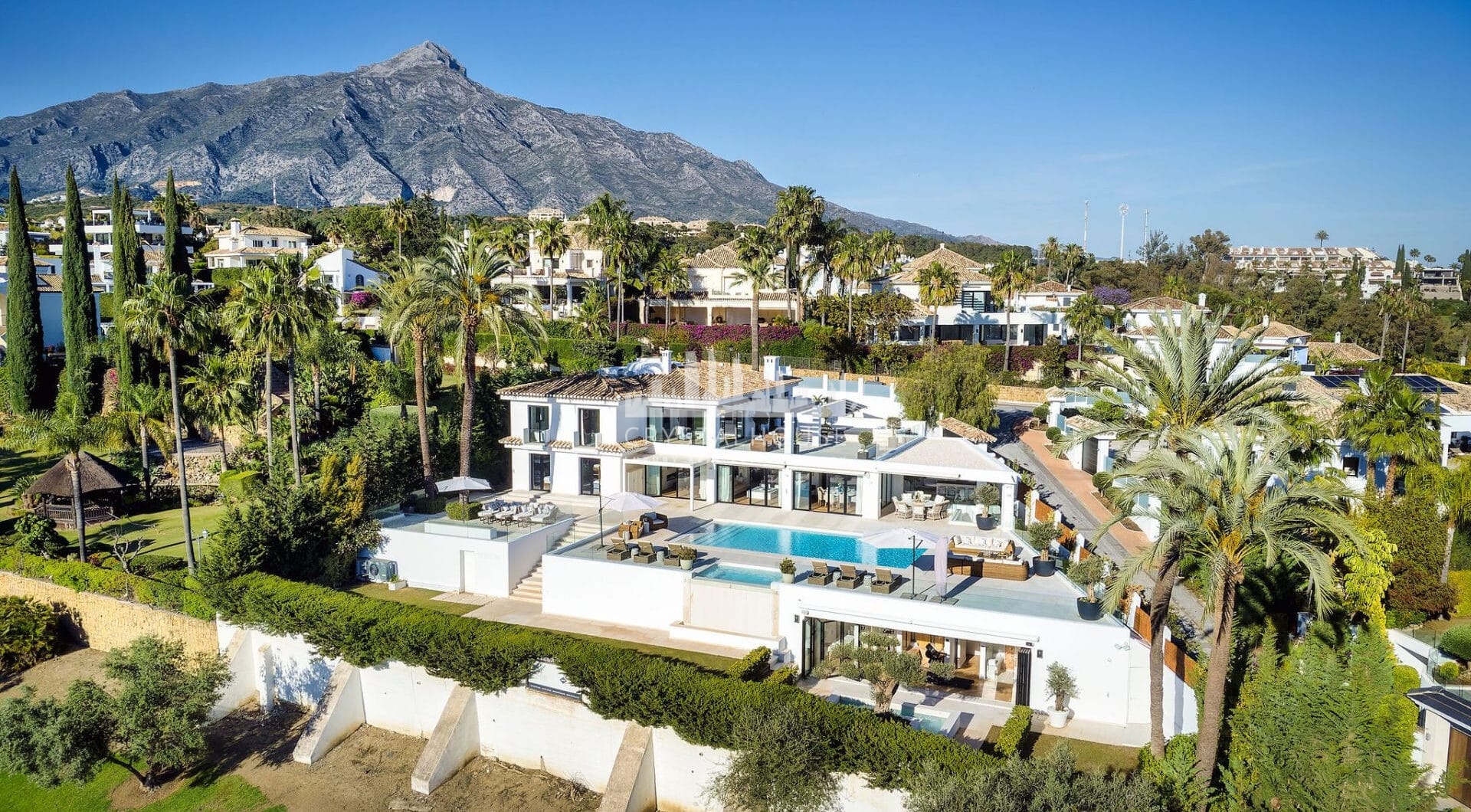 Welcome to this exquisite family home located in the prestigious Los Naranjos area of Marbella, developed by Antima.