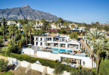 Welcome to this exquisite family home located in the prestigious Los Naranjos area of Marbella, developed by Antima.