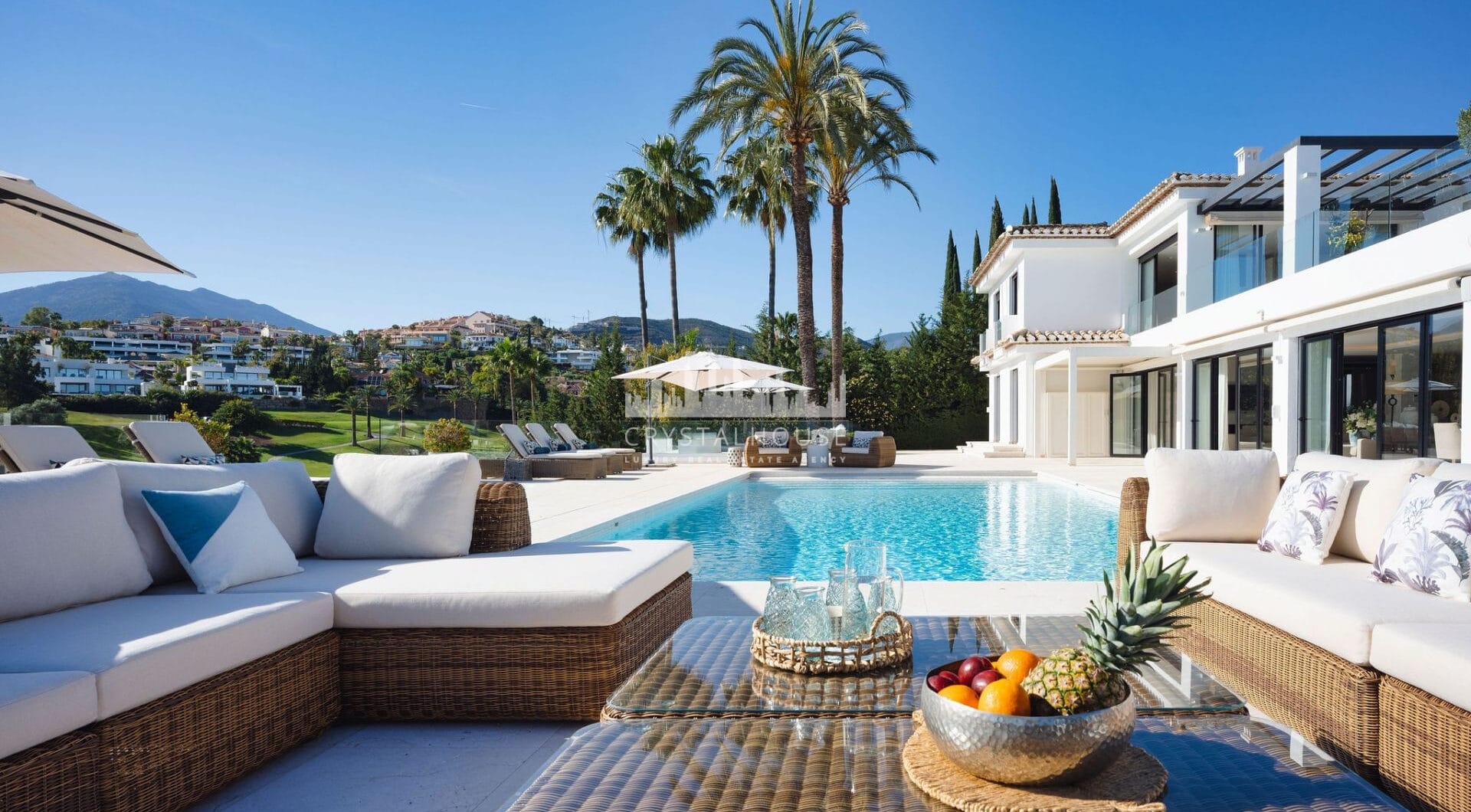Welcome to this exquisite family home located in the prestigious Los Naranjos area of Marbella, developed by Antima.