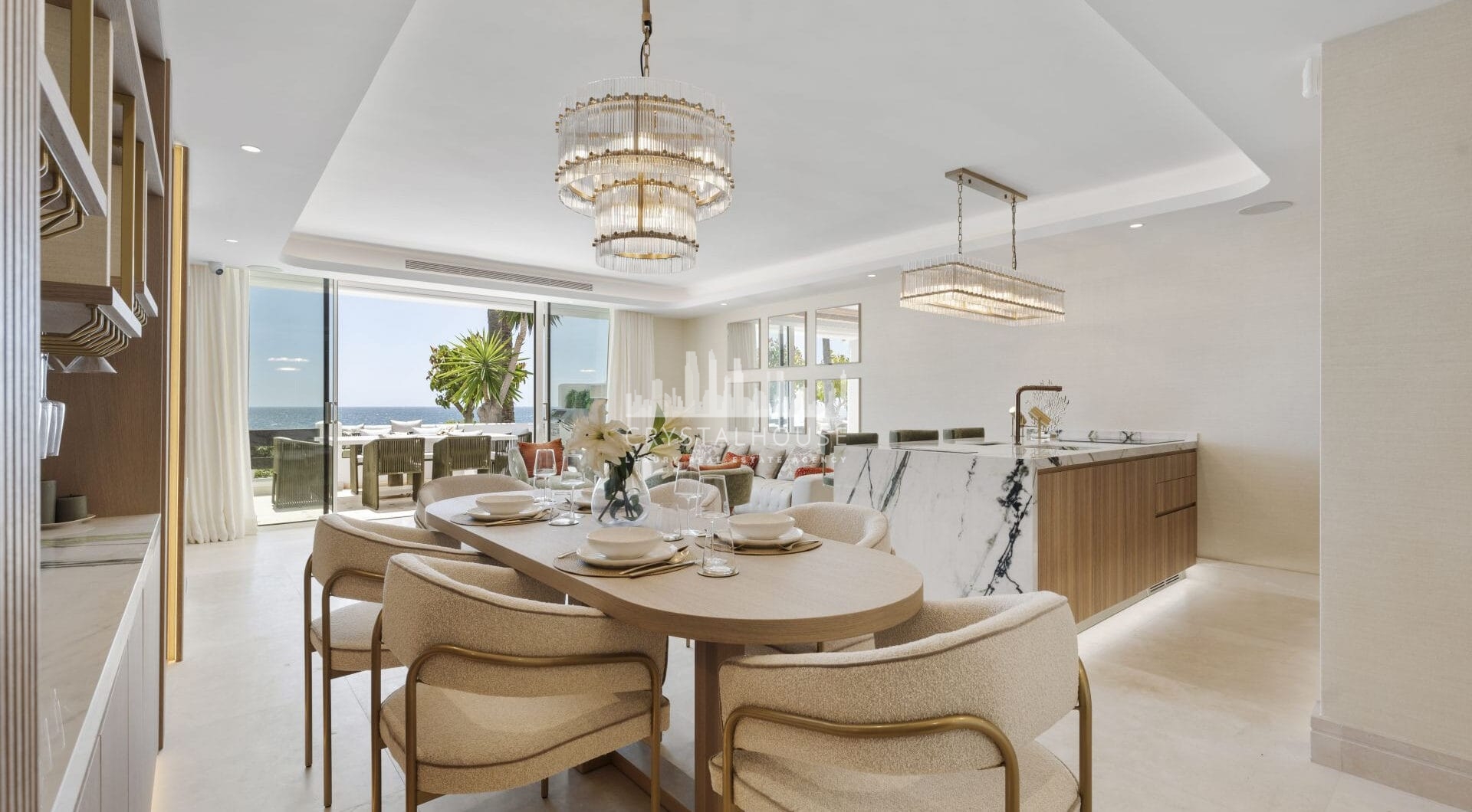 Welcome to your luxurious frontline beach apartment in Puente Romano, Marbella, located within the exclusive and secure urbanization of Jardín Persa.