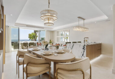 Welcome to your luxurious frontline beach apartment in Puente Romano, Marbella, located within the exclusive and secure urbanization of Jardín Persa.