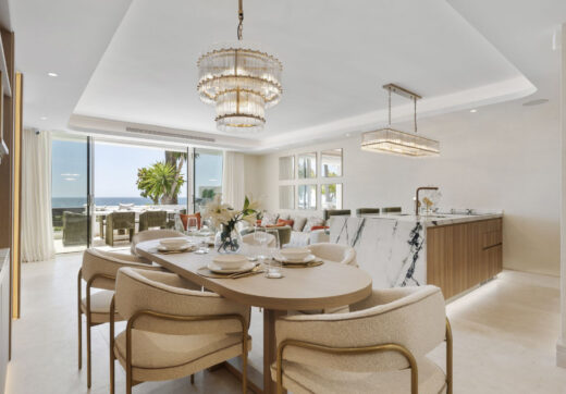 Welcome to your luxurious frontline beach apartment in Puente Romano, Marbella, located within the exclusive and secure urbanization of Jardín Persa.