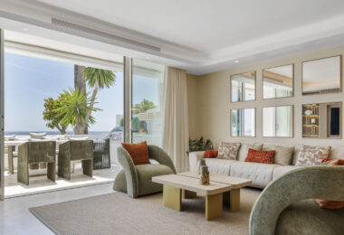 Welcome to your luxurious frontline beach apartment in Puente Romano, Marbella, located within the exclusive and secure urbanization of Jardín Persa.