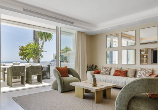 Welcome to your luxurious frontline beach apartment in Puente Romano, Marbella, located within the exclusive and secure urbanization of Jardín Persa.