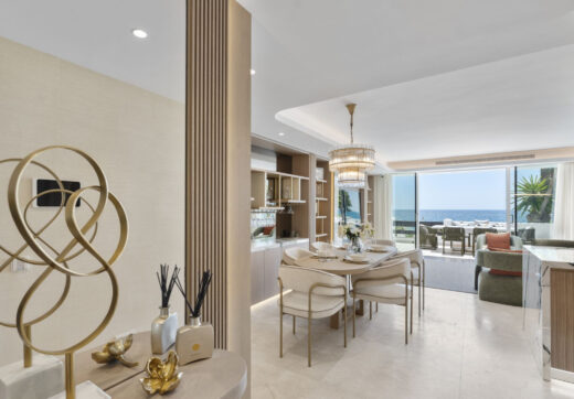 Welcome to your luxurious frontline beach apartment in Puente Romano, Marbella, located within the exclusive and secure urbanization of Jardín Persa.