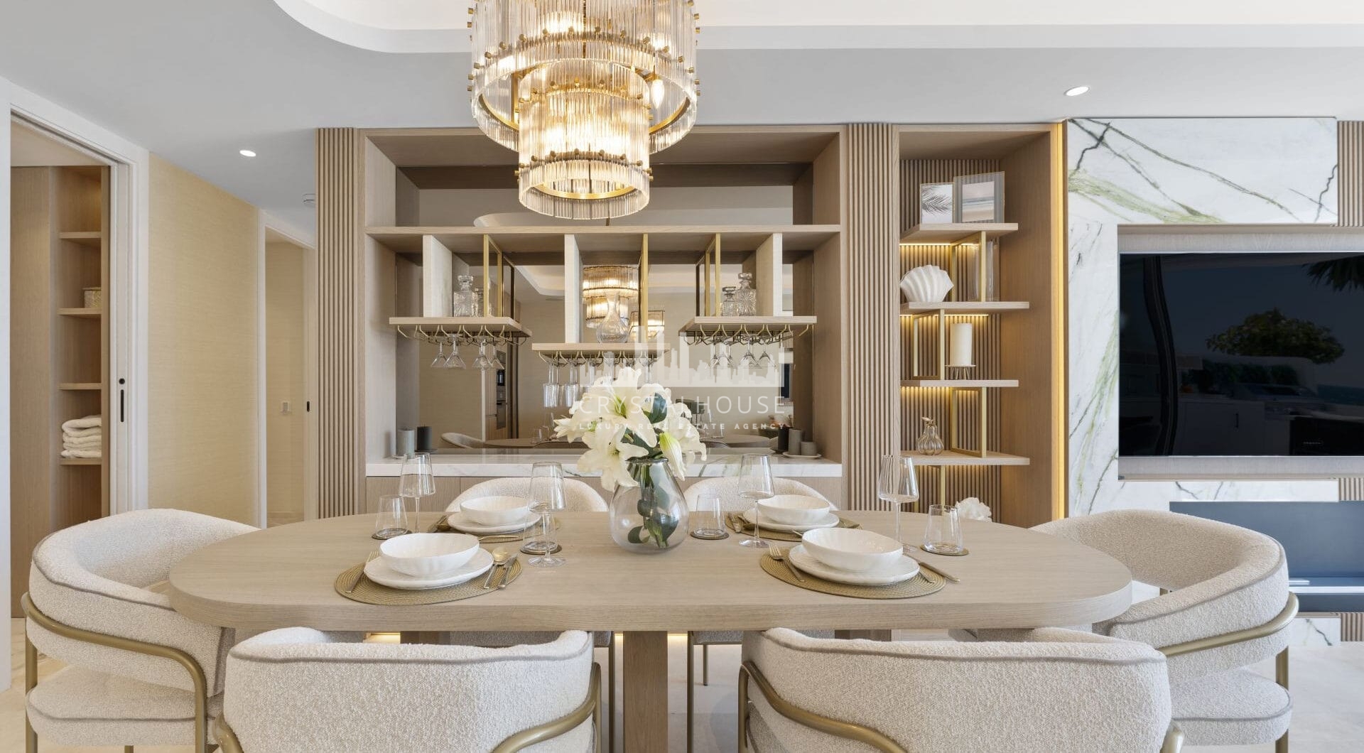 Welcome to your luxurious frontline beach apartment in Puente Romano, Marbella, located within the exclusive and secure urbanization of Jardín Persa.