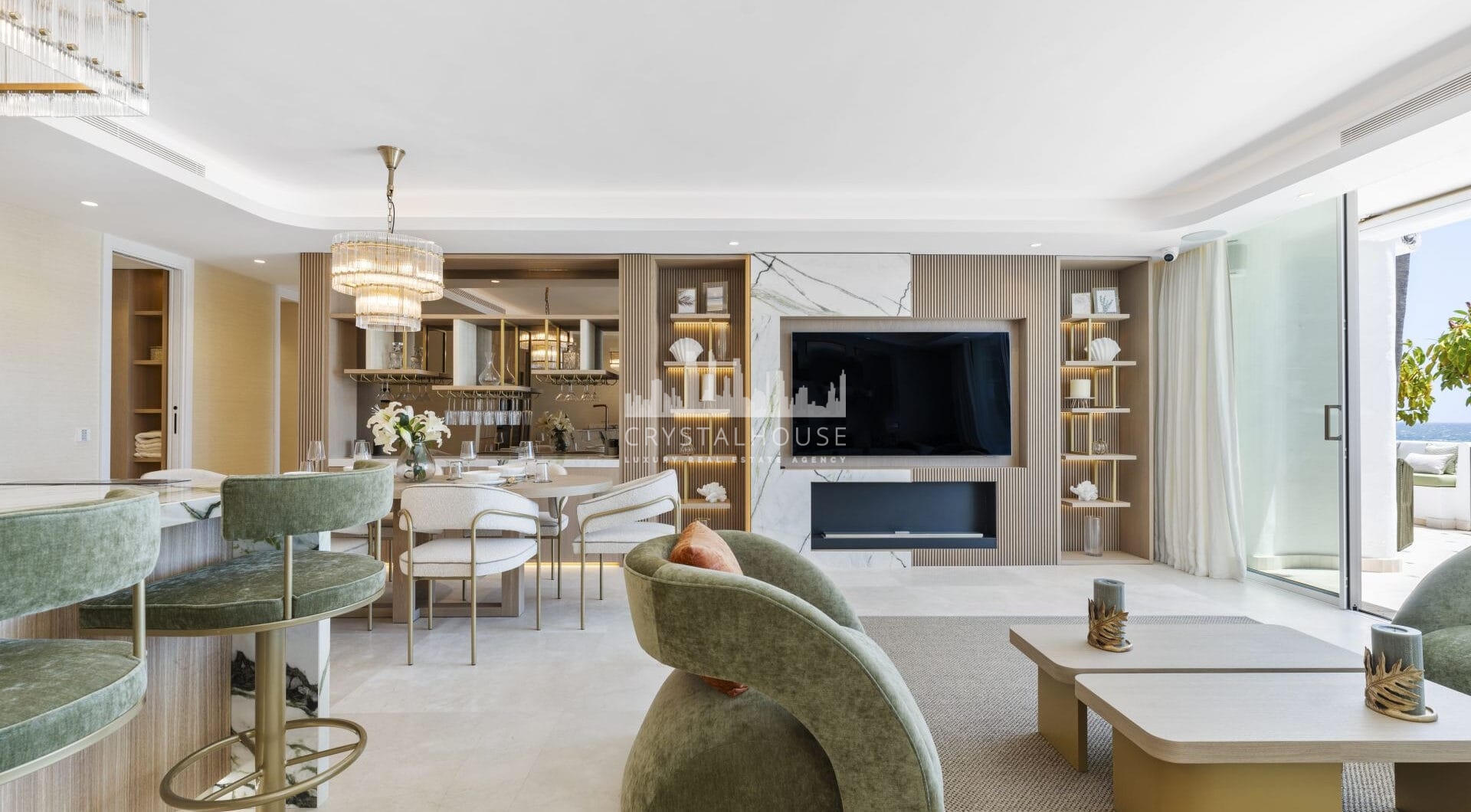 Welcome to your luxurious frontline beach apartment in Puente Romano, Marbella, located within the exclusive and secure urbanization of Jardín Persa.