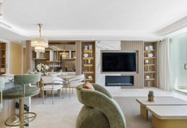 Welcome to your luxurious frontline beach apartment in Puente Romano, Marbella, located within the exclusive and secure urbanization of Jardín Persa.