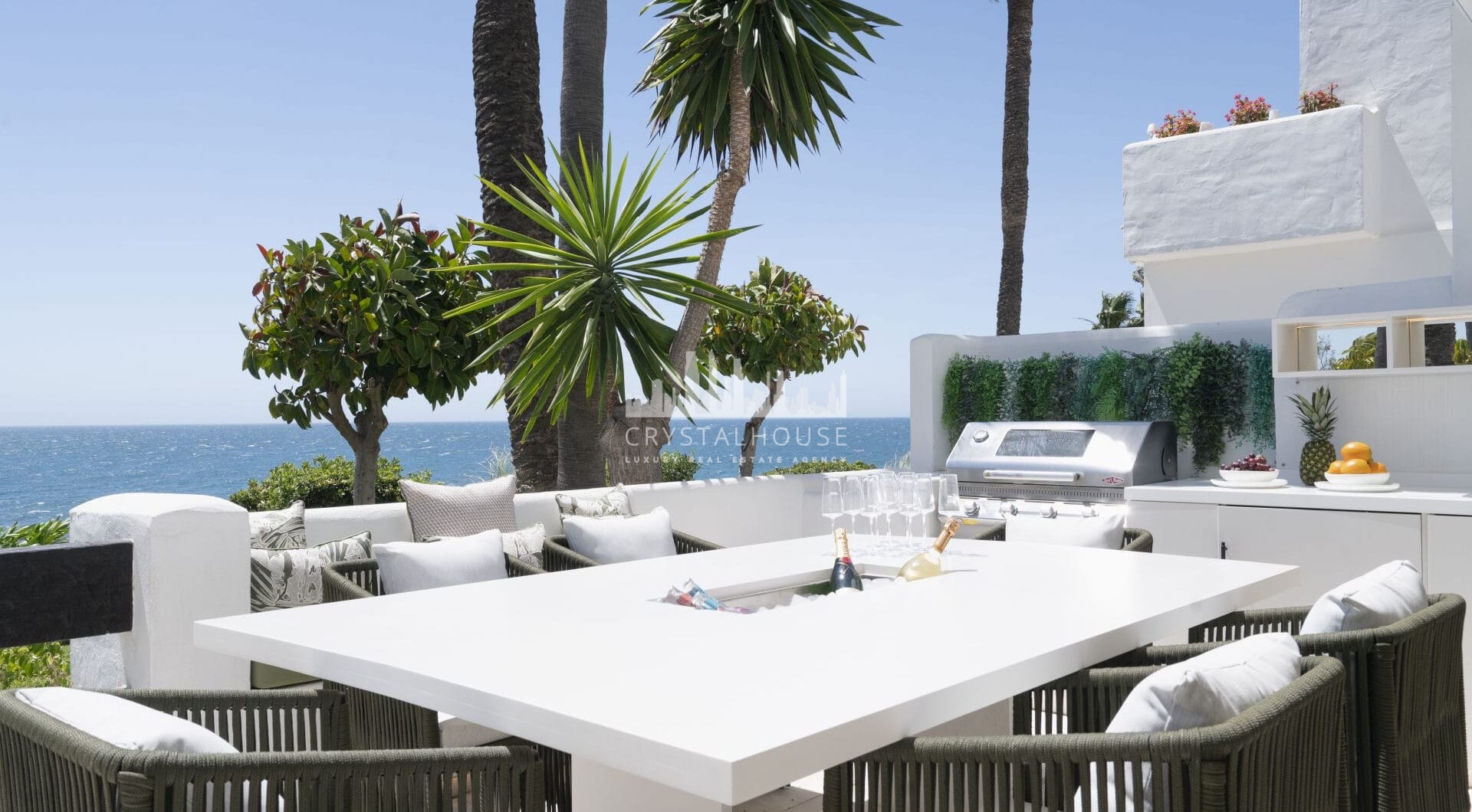Welcome to your luxurious frontline beach apartment in Puente Romano, Marbella, located within the exclusive and secure urbanization of Jardín Persa.