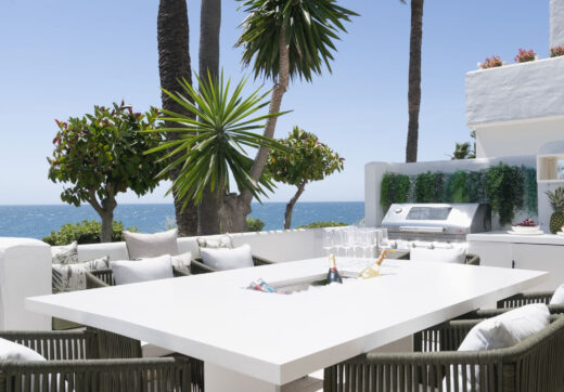 Welcome to your luxurious frontline beach apartment in Puente Romano, Marbella, located within the exclusive and secure urbanization of Jardín Persa.