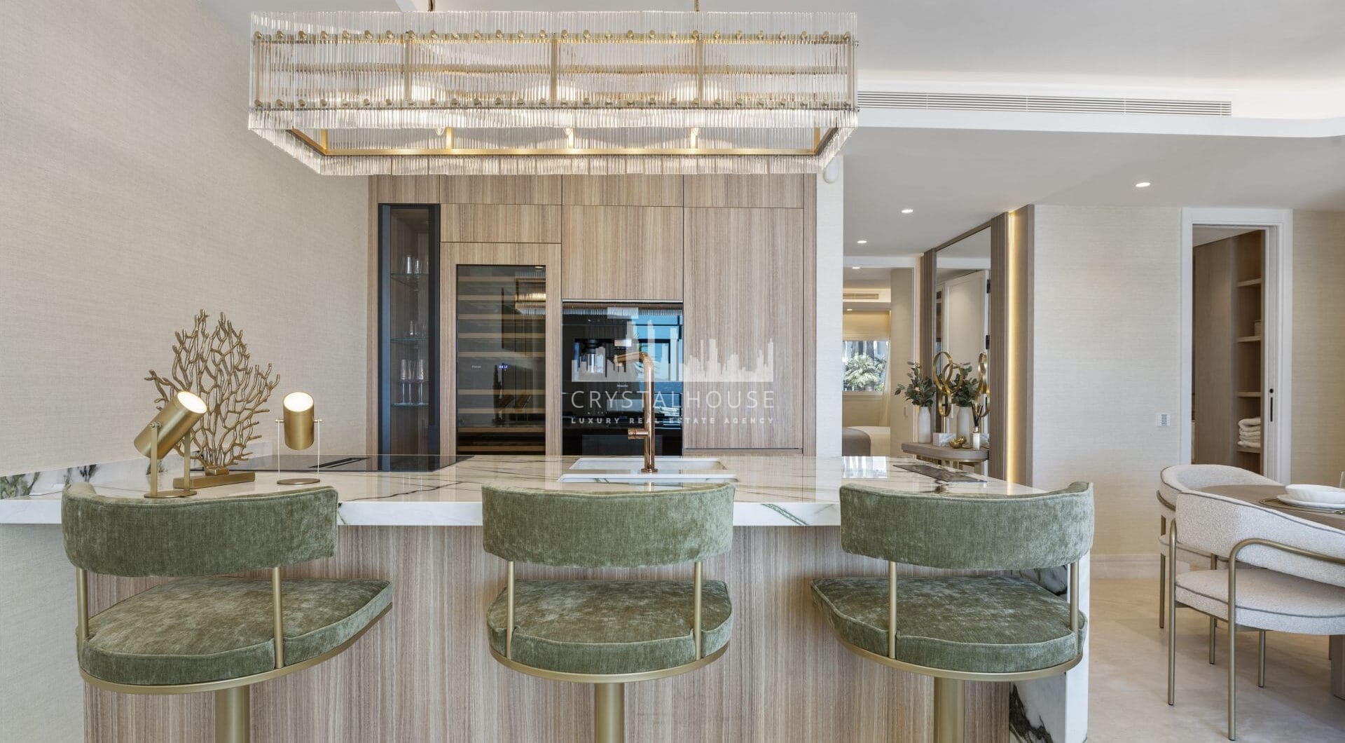 Welcome to your luxurious frontline beach apartment in Puente Romano, Marbella, located within the exclusive and secure urbanization of Jardín Persa.