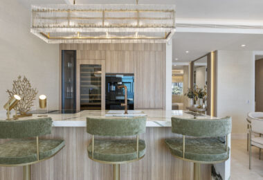 Welcome to your luxurious frontline beach apartment in Puente Romano, Marbella, located within the exclusive and secure urbanization of Jardín Persa.