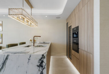 Welcome to your luxurious frontline beach apartment in Puente Romano, Marbella, located within the exclusive and secure urbanization of Jardín Persa.