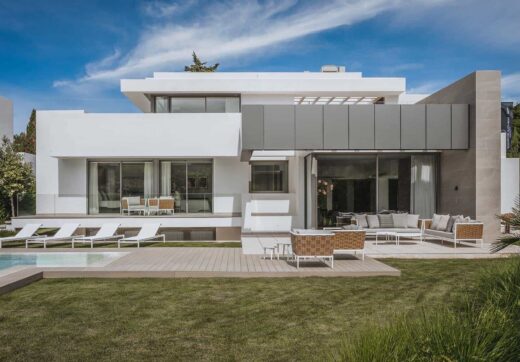 Introducing King’s Hills, a collection of nine luxury villas in the well-established residential area of El Paraiso.