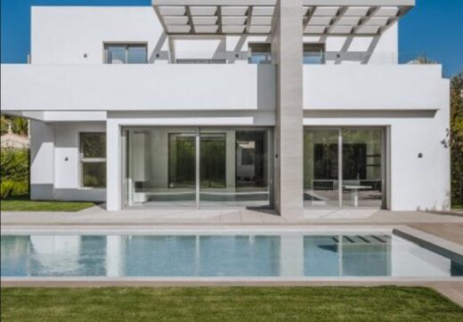Introducing King’s Hills, a collection of nine luxury villas in the well-established residential area of El Paraiso.