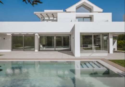 Introducing King’s Hills, a collection of nine luxury villas in the well-established residential area of El Paraiso.