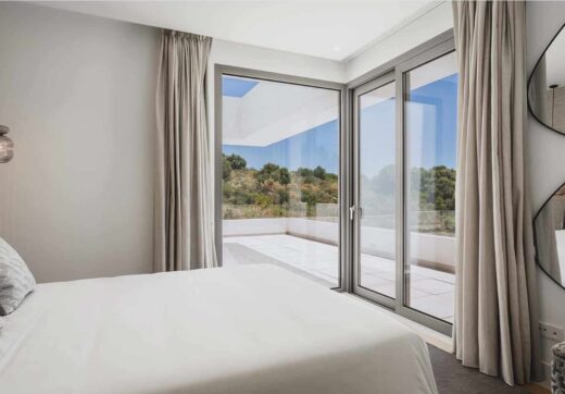 Introducing King’s Hills, a collection of nine luxury villas in the well-established residential area of El Paraiso.