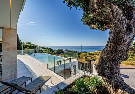 Contemporary villa with sea and mountain views in Benalmádena