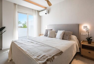 EXQUISITELY RENOVATED 2-BEDROOM APARTMENT LOCATED CLOSE TO ALL AMENITIES IN LA MAESTRANZA, NUEVA ANDALUCÍA