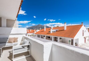 EXQUISITELY RENOVATED 2-BEDROOM APARTMENT LOCATED CLOSE TO ALL AMENITIES IN LA MAESTRANZA, NUEVA ANDALUCÍA