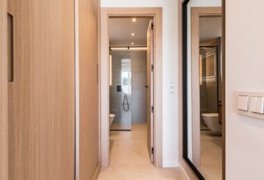 EXQUISITELY RENOVATED 2-BEDROOM APARTMENT LOCATED CLOSE TO ALL AMENITIES IN LA MAESTRANZA, NUEVA ANDALUCÍA