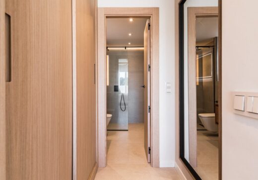 EXQUISITELY RENOVATED 2-BEDROOM APARTMENT LOCATED CLOSE TO ALL AMENITIES IN LA MAESTRANZA, NUEVA ANDALUCÍA