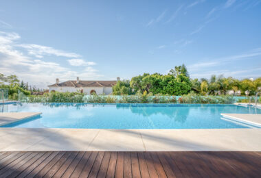 Exceptional 4-bedroom, south-facing duplex with 385 m² built area and 80 m² of terraces, located in the prestigious La Reserva de Sierra Blanca. Features include sea views, private garden, luxury interiors, 3 parking spaces, and access to communal pool an