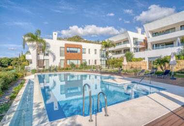 Exceptional 4-bedroom, south-facing duplex with 385 m² built area and 80 m² of terraces, located in the prestigious La Reserva de Sierra Blanca. Features include sea views, private garden, luxury interiors, 3 parking spaces, and access to communal pool an
