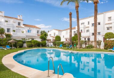 CHARMING FULLY REFURBISHED FRONTLINE GOLF TOWNHOUSE IN LOS NARANJOS COUNTRY CLUB