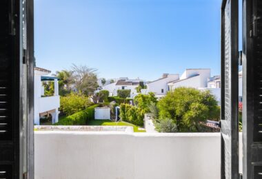 FULLY RENOVATED TOWNHOUSE WITH PRIVATE POOL LOCATED A SHORT WALK TO THE BEACH IN SAN PEDRO DE ALCÁNTARA