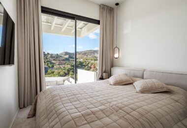 NEW MODERN VILLA WITH GOLF VIEWS IN LA ALQUERÍA, BENAHAVÍS