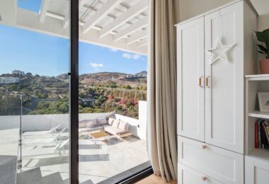 NEW MODERN VILLA WITH GOLF VIEWS IN LA ALQUERÍA, BENAHAVÍS