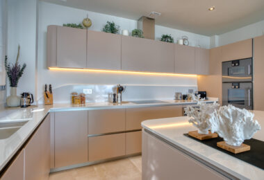 Contemporary 4-bedroom villa in Benalmádena with panoramic sea and mountain views. Modern design, infinity pool, Bosch kitchen, underfloor heating, and garage for 4 cars. Located in a peaceful green zone just minutes from the beach.