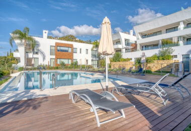 Contemporary 4-bedroom villa in Benalmádena with panoramic sea and mountain views. Modern design, infinity pool, Bosch kitchen, underfloor heating, and garage for 4 cars. Located in a peaceful green zone just minutes from the beach.