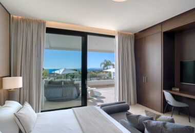 Contemporary 4-bedroom villa in Benalmádena with panoramic sea and mountain views. Modern design, infinity pool, Bosch kitchen, underfloor heating, and garage for 4 cars. Located in a peaceful green zone just minutes from the beach.