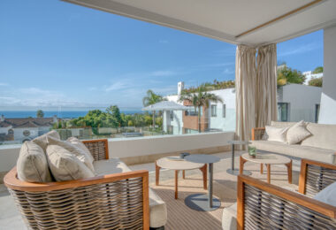 Contemporary 4-bedroom villa in Benalmádena with panoramic sea and mountain views. Modern design, infinity pool, Bosch kitchen, underfloor heating, and garage for 4 cars. Located in a peaceful green zone just minutes from the beach.