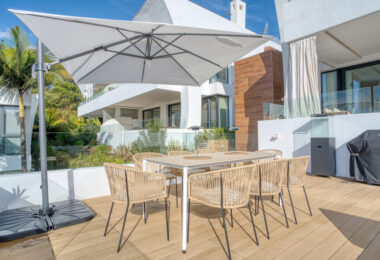 Contemporary 4-bedroom villa in Benalmádena with panoramic sea and mountain views. Modern design, infinity pool, Bosch kitchen, underfloor heating, and garage for 4 cars. Located in a peaceful green zone just minutes from the beach.