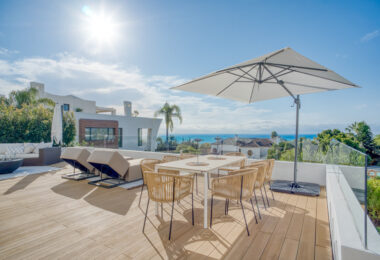 Contemporary 4-bedroom villa in Benalmádena with panoramic sea and mountain views. Modern design, infinity pool, Bosch kitchen, underfloor heating, and garage for 4 cars. Located in a peaceful green zone just minutes from the beach.