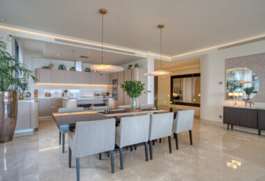 Contemporary 4-bedroom villa in Benalmádena with panoramic sea and mountain views. Modern design, infinity pool, Bosch kitchen, underfloor heating, and garage for 4 cars. Located in a peaceful green zone just minutes from the beach.