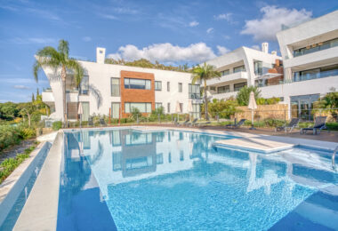 Contemporary 4-bedroom villa in Benalmádena with panoramic sea and mountain views. Modern design, infinity pool, Bosch kitchen, underfloor heating, and garage for 4 cars. Located in a peaceful green zone just minutes from the beach.