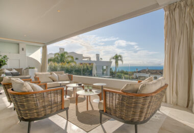 Contemporary 4-bedroom villa in Benalmádena with panoramic sea and mountain views. Modern design, infinity pool, Bosch kitchen, underfloor heating, and garage for 4 cars. Located in a peaceful green zone just minutes from the beach.
