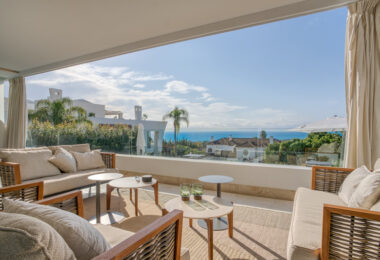 Contemporary 4-bedroom villa in Benalmádena with panoramic sea and mountain views. Modern design, infinity pool, Bosch kitchen, underfloor heating, and garage for 4 cars. Located in a peaceful green zone just minutes from the beach.