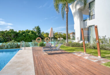 Contemporary 4-bedroom villa in Benalmádena with panoramic sea and mountain views. Modern design, infinity pool, Bosch kitchen, underfloor heating, and garage for 4 cars. Located in a peaceful green zone just minutes from the beach.