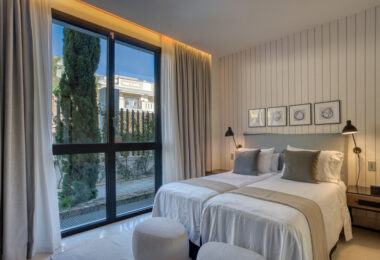 Contemporary 4-bedroom villa in Benalmádena with panoramic sea and mountain views. Modern design, infinity pool, Bosch kitchen, underfloor heating, and garage for 4 cars. Located in a peaceful green zone just minutes from the beach.