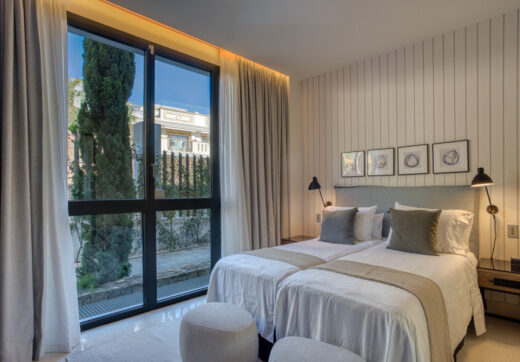 Contemporary 4-bedroom villa in Benalmádena with panoramic sea and mountain views. Modern design, infinity pool, Bosch kitchen, underfloor heating, and garage for 4 cars. Located in a peaceful green zone just minutes from the beach.