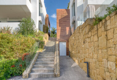 Contemporary 4-bedroom villa in Benalmádena with panoramic sea and mountain views. Modern design, infinity pool, Bosch kitchen, underfloor heating, and garage for 4 cars. Located in a peaceful green zone just minutes from the beach.