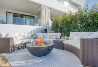 Contemporary 4-bedroom villa in Benalmádena with panoramic sea and mountain views. Modern design, infinity pool, Bosch kitchen, underfloor heating, and garage for 4 cars. Located in a peaceful green zone just minutes from the beach.