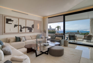 Contemporary 4-bedroom villa in Benalmádena with panoramic sea and mountain views. Modern design, infinity pool, Bosch kitchen, underfloor heating, and garage for 4 cars. Located in a peaceful green zone just minutes from the beach.