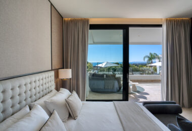 Contemporary 4-bedroom villa in Benalmádena with panoramic sea and mountain views. Modern design, infinity pool, Bosch kitchen, underfloor heating, and garage for 4 cars. Located in a peaceful green zone just minutes from the beach.
